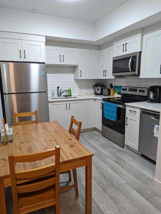 Livingston Howse Haven - A Simple & Cozy Private Two-bedroom Basement With Free Parking Apartment