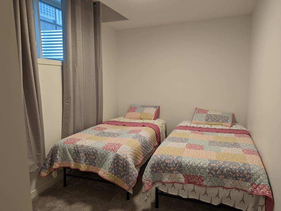 Livingston Howse Haven - A Simple & Cozy Private Two-bedroom Basement With Free Parking Apartment *
