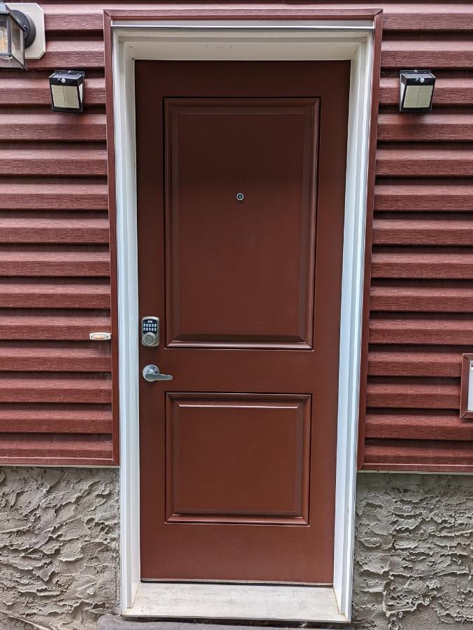 Livingston Howse Haven - A Simple & Cozy Private Two-bedroom Basement With Free Parking *