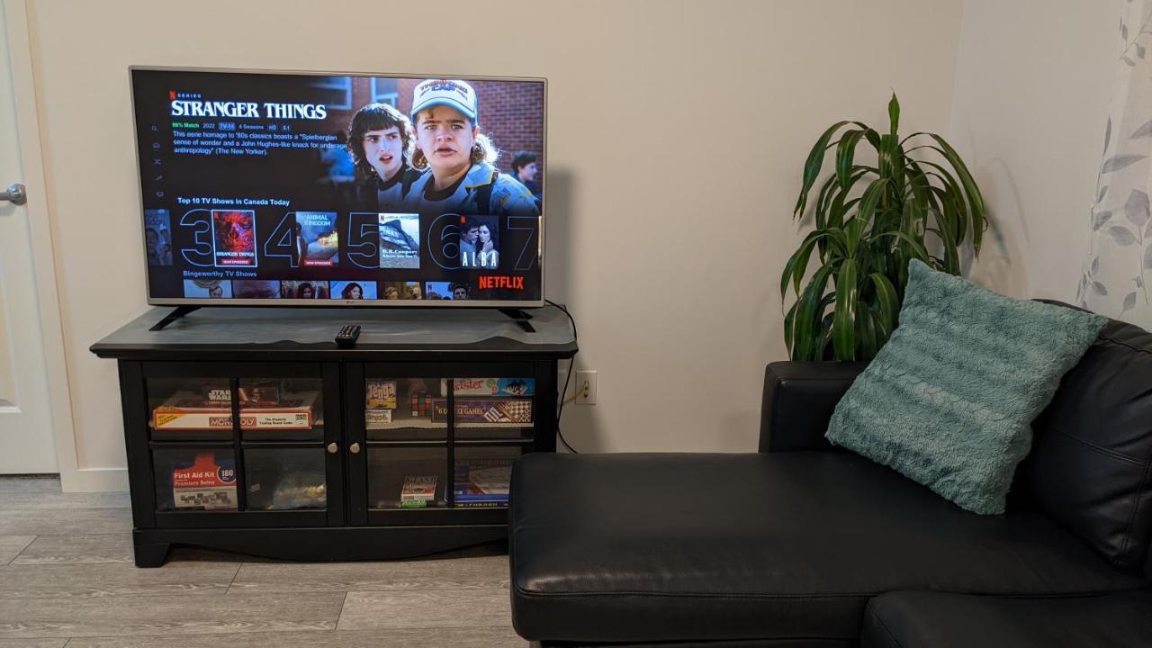 Livingston Howse Haven - A Simple & Cozy Private Two-bedroom Basement With Free Parking Calgary