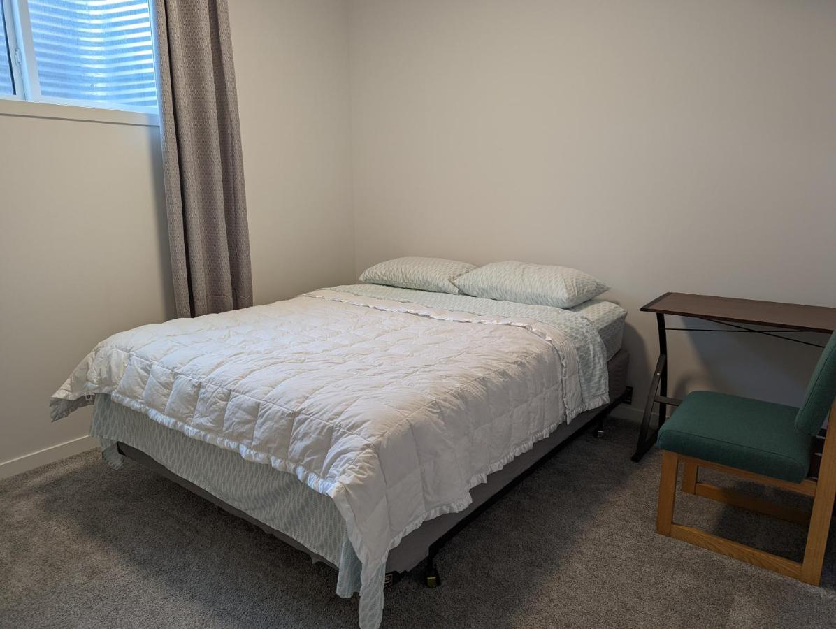 Apartment Livingston Howse Haven - A Simple & Cozy Private Two-bedroom Basement With Free Parking *