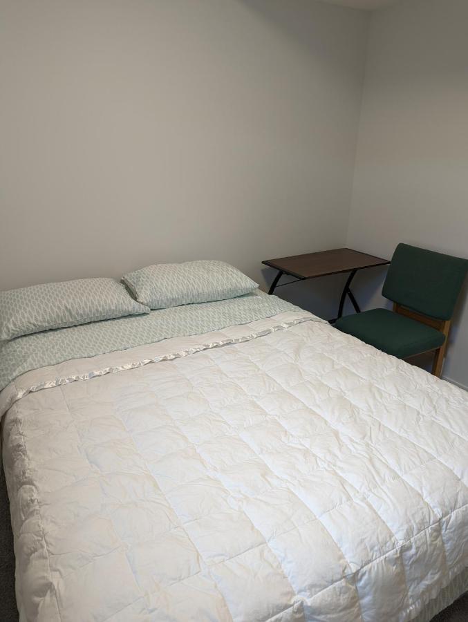 Livingston Howse Haven - A Simple & Cozy Private Two-bedroom Basement With Free Parking *