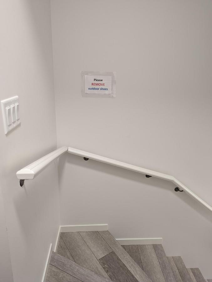 Apartment Livingston Howse Haven - A Simple & Cozy Private Two-bedroom Basement With Free Parking *