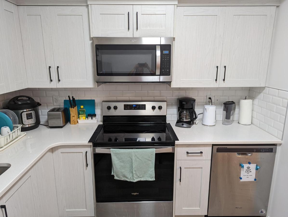 Livingston Howse Haven - A Simple & Cozy Private Two-bedroom Basement With Free Parking Apartment