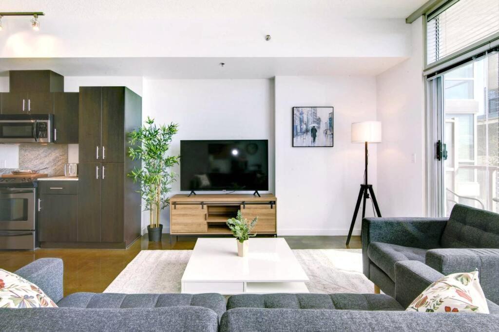 Stylish 1br, Stampede & Free Parking By Doorbed * Calgary