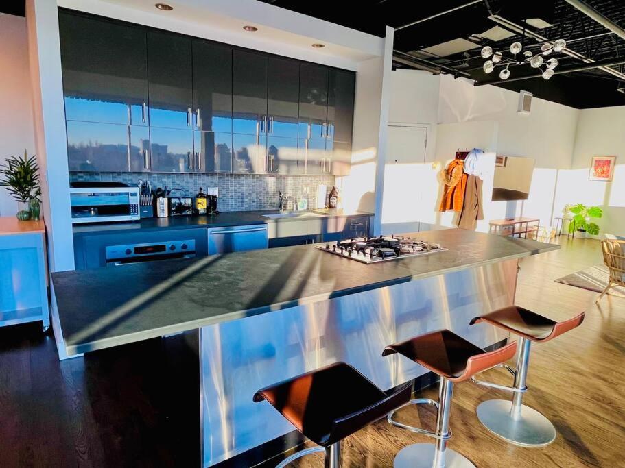 Sunny Penthouse On 17th Ave, 1 Bedroom, 1 Loft Bed With Ladder, 1 Sofa Bed, Sleeps 6, Downtown Apartment *
