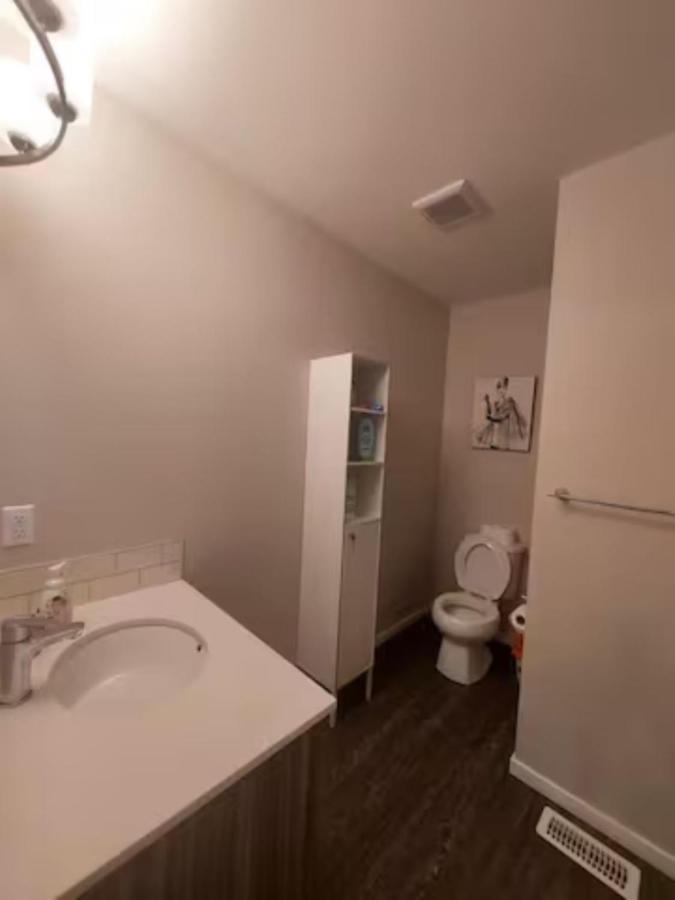 Homestay Elegant Guest - King Bed & Ensuite Private Bathroom - Close To Airport With Aircon Calgary