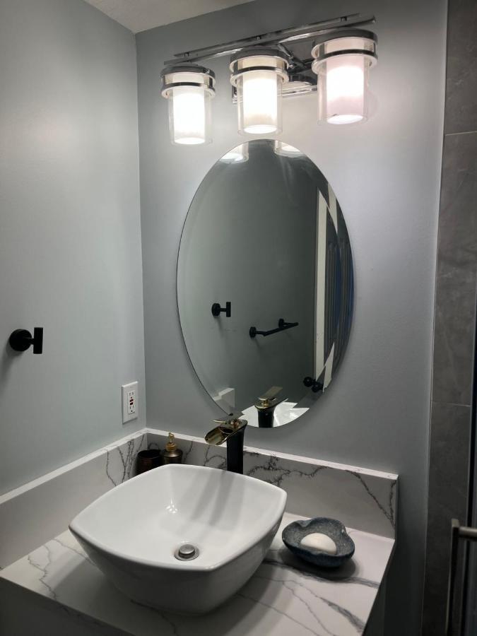 Guest house Banff Garden Suite&2mins Bus Station Close Lrt& Free Parking Calgary