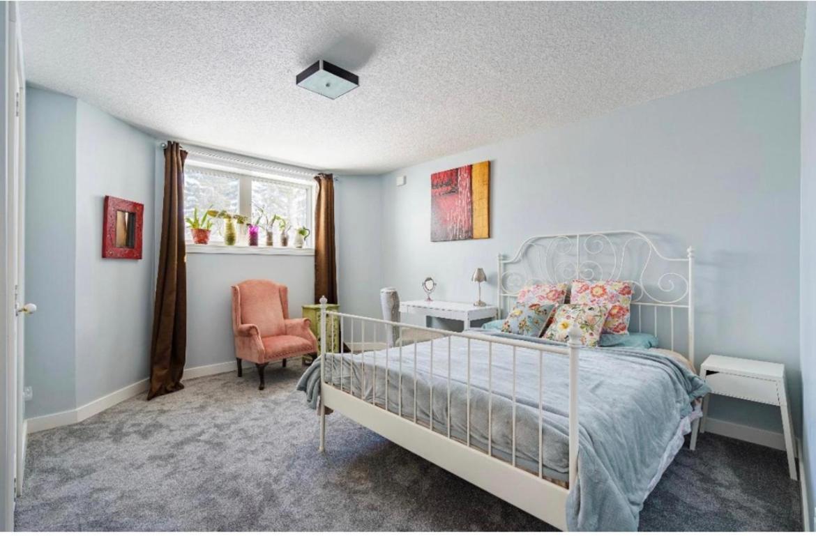 Banff Garden Suite&2mins Bus Station Close Lrt& Free Parking Guest house *