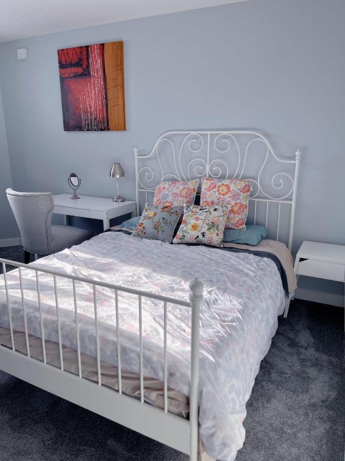 Banff Garden Suite&2mins Bus Station Close Lrt& Free Parking Calgary