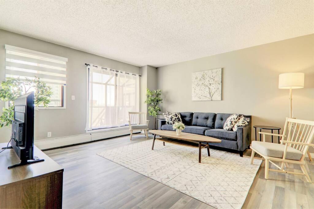 Floor 2br, Stampede & Free Parking By Doorbed Apartment