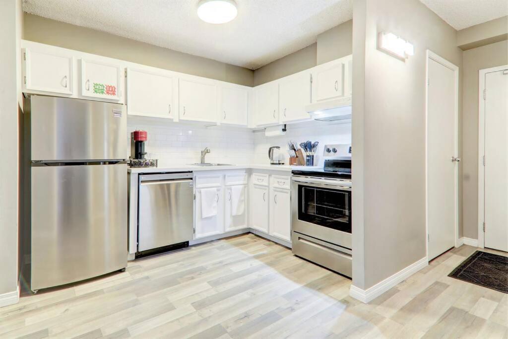 Floor 2br, Stampede & Free Parking By Doorbed Calgary