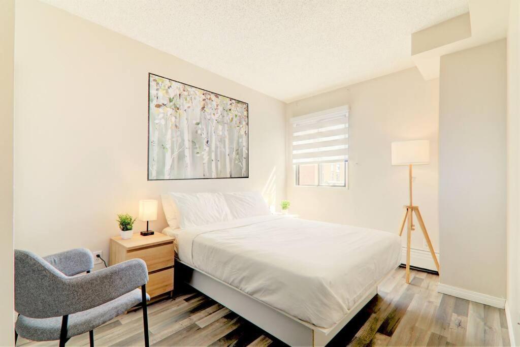 Apartment Floor 2br, Stampede & Free Parking By Doorbed