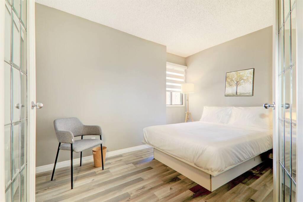 Floor 2br, Stampede & Free Parking By Doorbed Apartment *