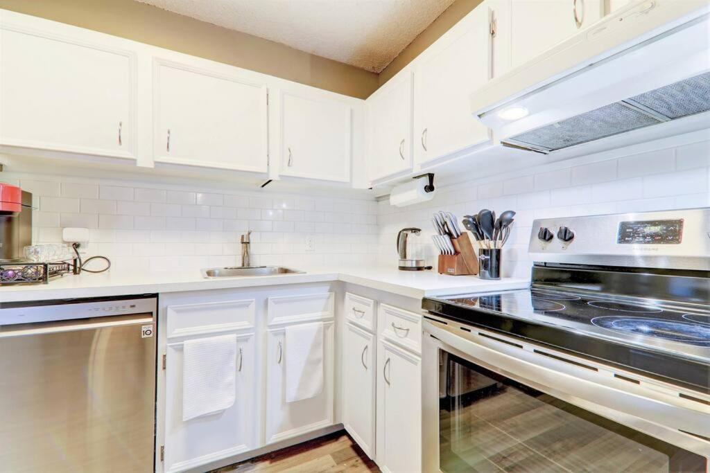 Floor 2br, Stampede & Free Parking By Doorbed Apartment