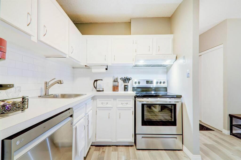 Floor 2br, Stampede & Free Parking By Doorbed Apartment Calgary