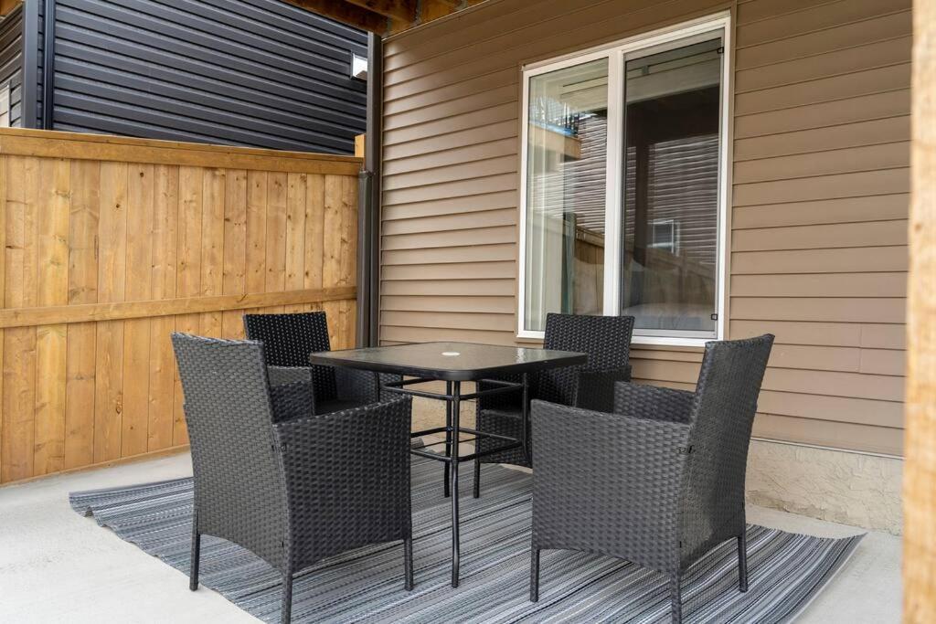 Modern Basement Gem: 2 Bedroom Retreat Calgary