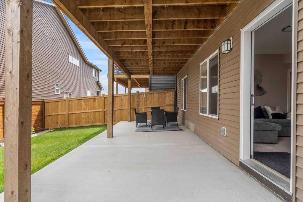 Apartment Modern Basement Gem: 2 Bedroom Retreat