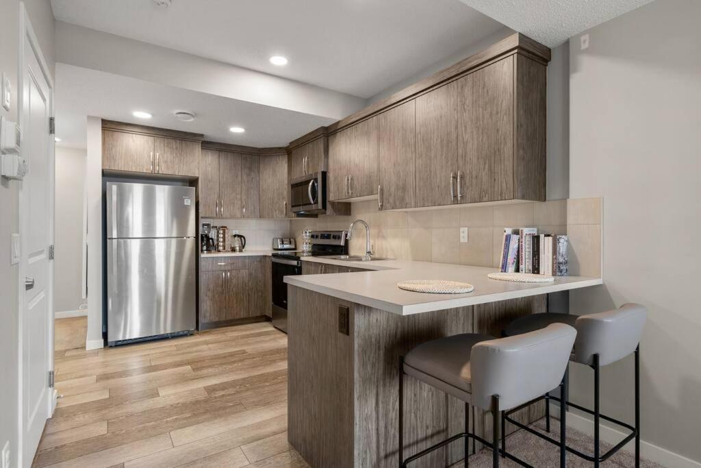 Modern Basement Gem: 2 Bedroom Retreat Apartment *