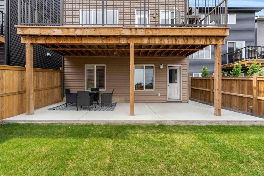 Modern Basement Gem: 2 Bedroom Retreat Apartment *