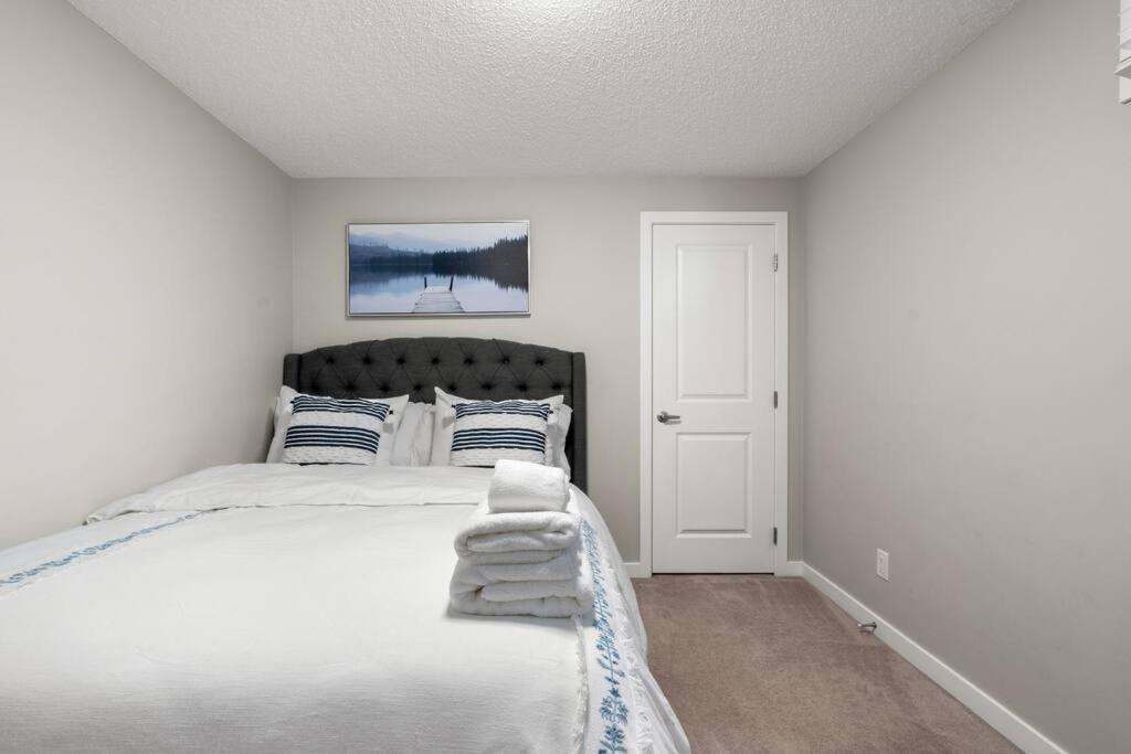 Apartment Modern Basement Gem: 2 Bedroom Retreat