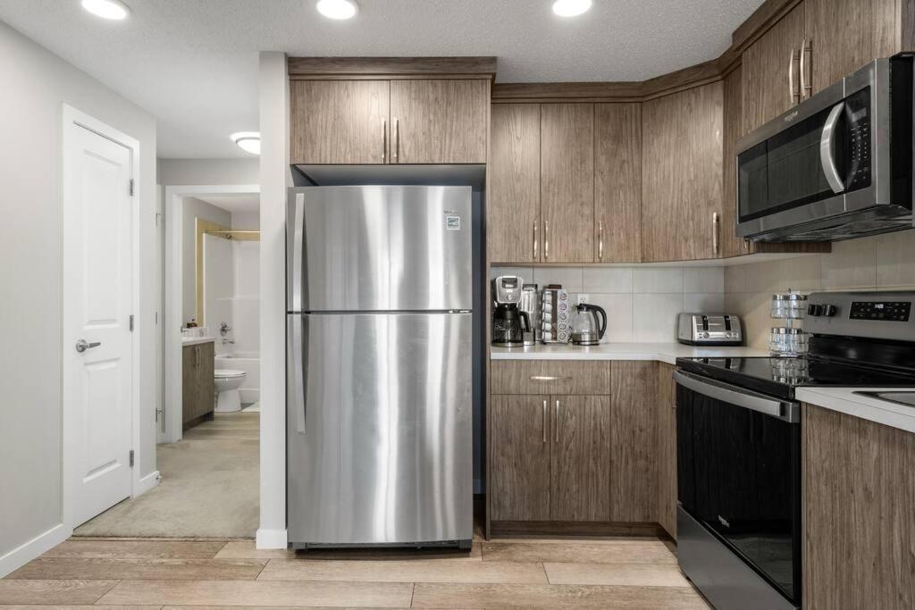 Modern Basement Gem: 2 Bedroom Retreat Apartment *