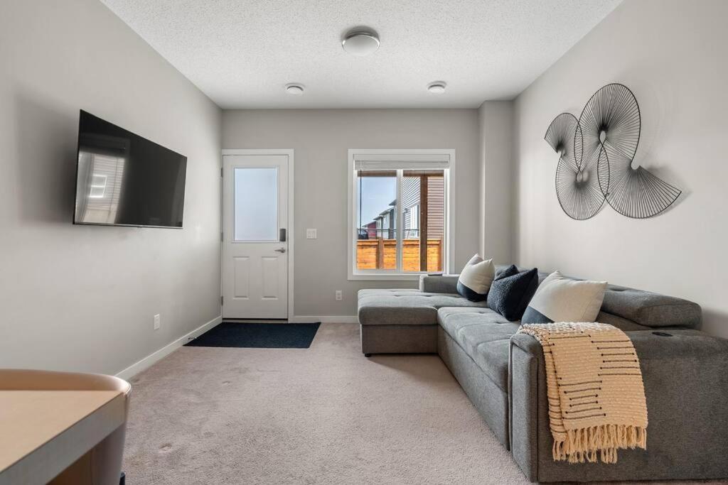 Apartment Modern Basement Gem: 2 Bedroom Retreat Calgary