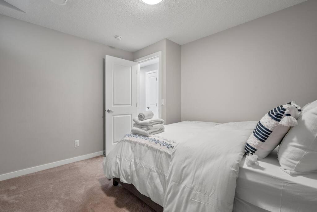 Modern Basement Gem: 2 Bedroom Retreat Calgary