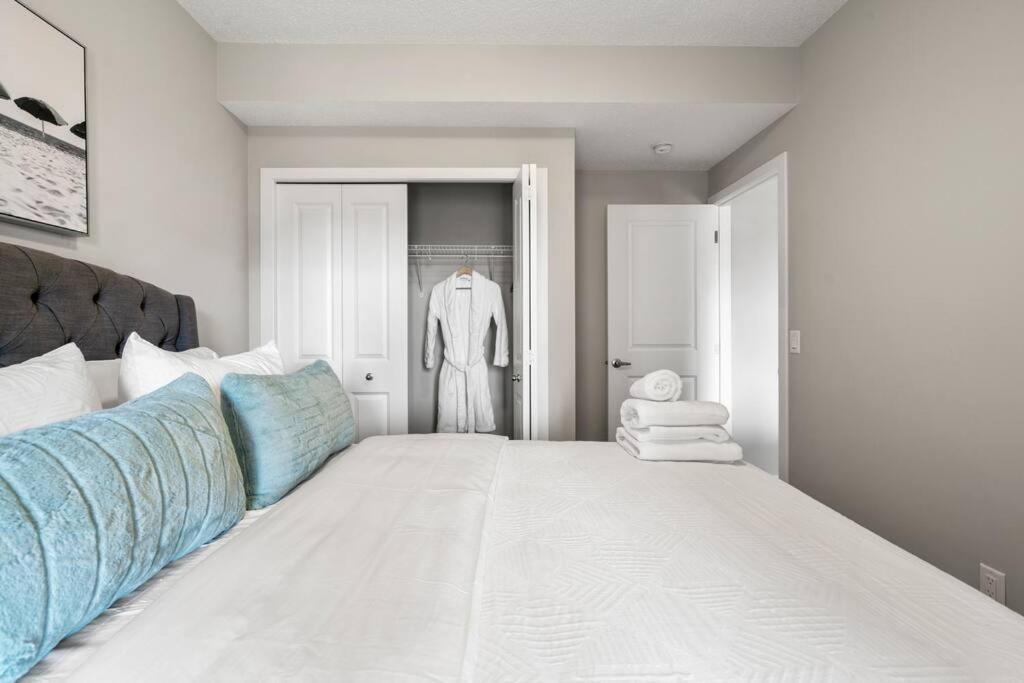 Apartment Modern Basement Gem: 2 Bedroom Retreat Calgary
