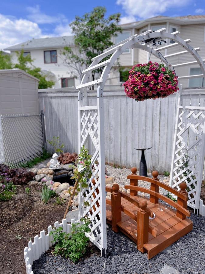 Guest house Banff Garden Suite&2mins Bus Station Close Lrt& Free Parking *
