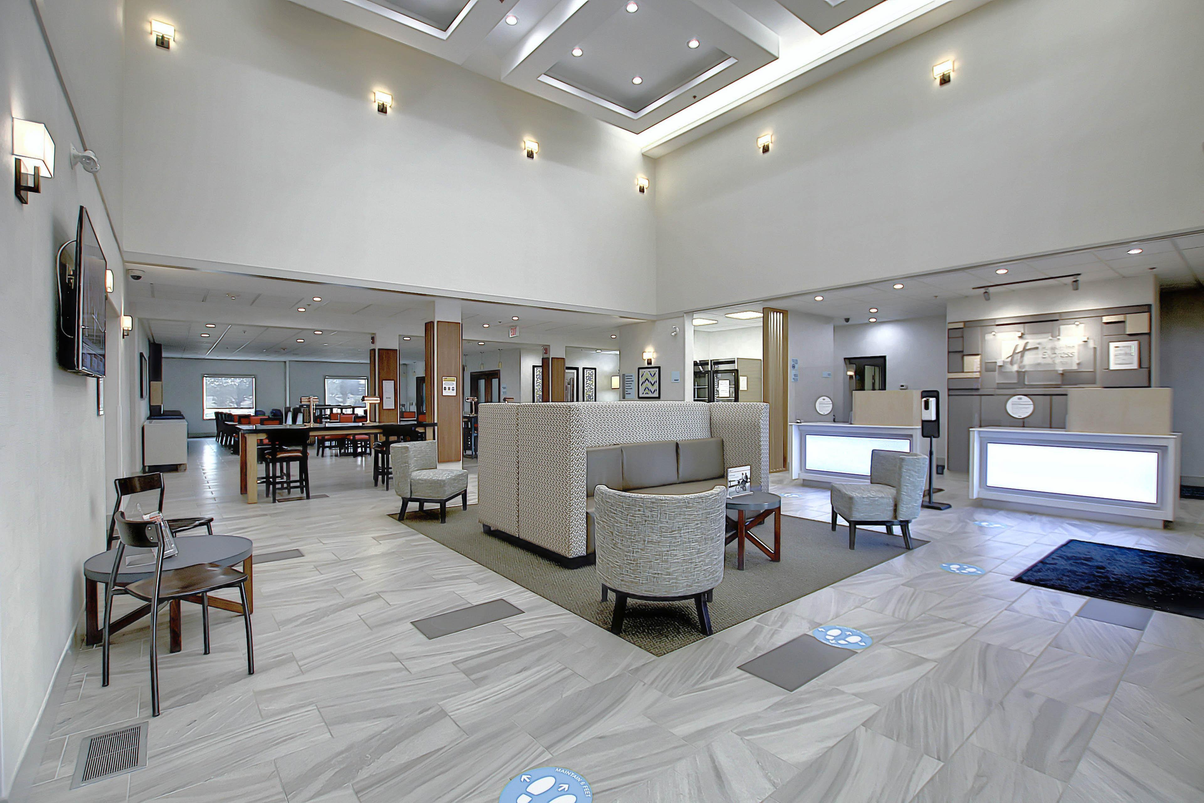Express Airport By Ihg 3*