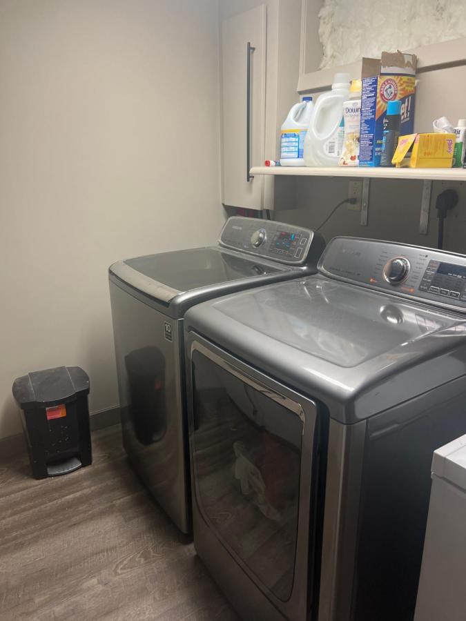 Spacious & Living Area In Nw! Homestay Calgary