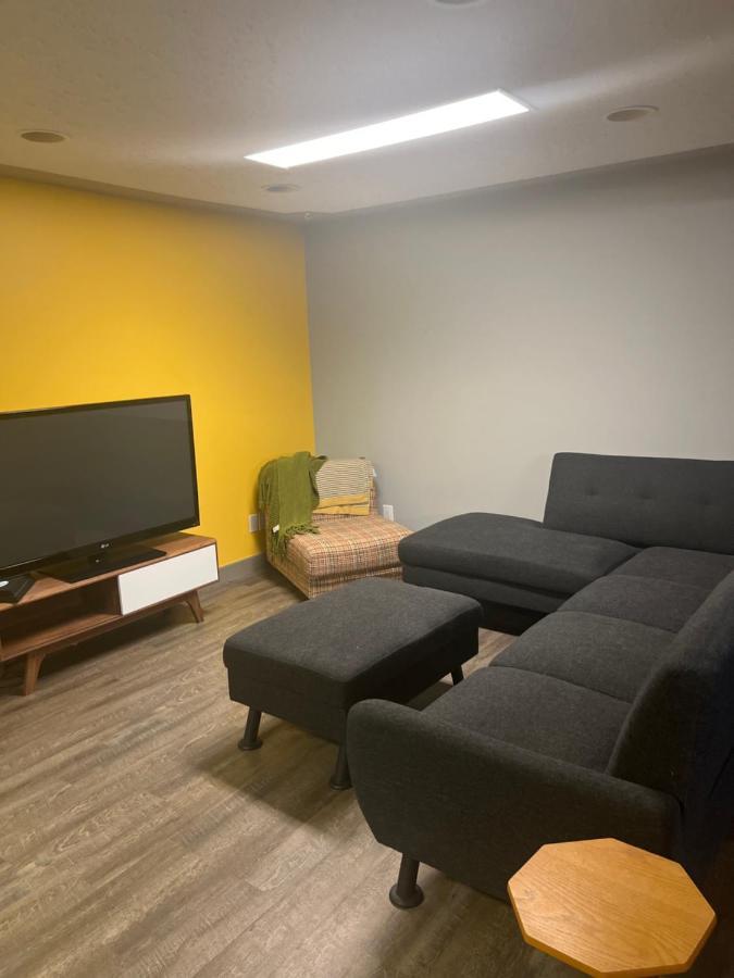 Homestay Spacious & Living Area In Nw! Calgary
