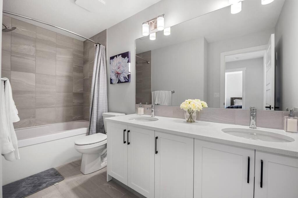 Bright & Spacious 3 Beds Luxury In Se Holiday home Calgary