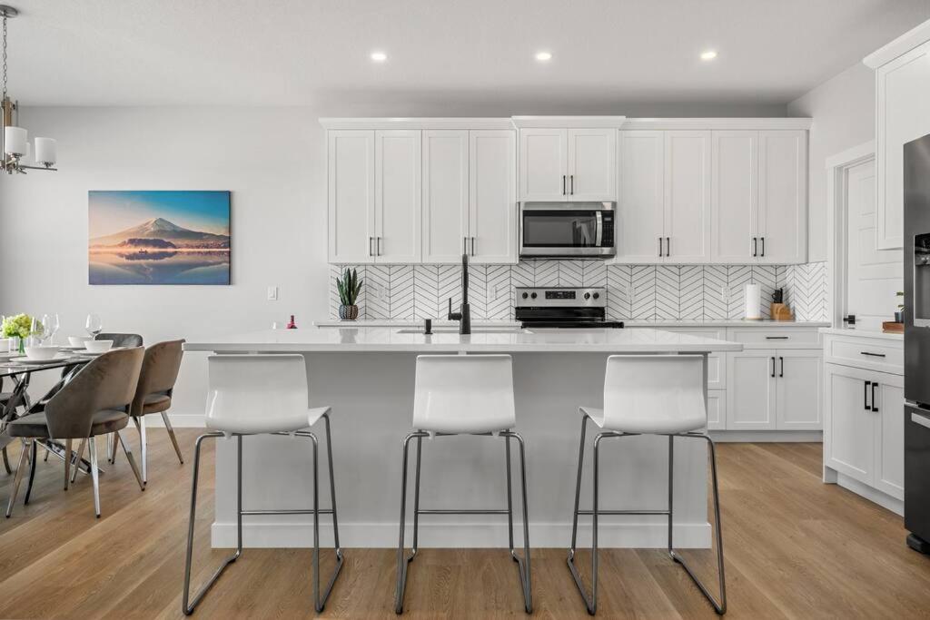 Bright & Spacious 3 Beds Luxury In Se Calgary
