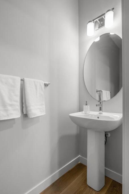 Bright & Spacious 3 Beds Luxury In Se Calgary