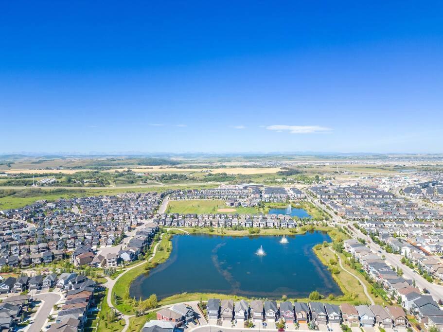 Bright & Spacious 3 Beds Luxury In Se Holiday home Calgary