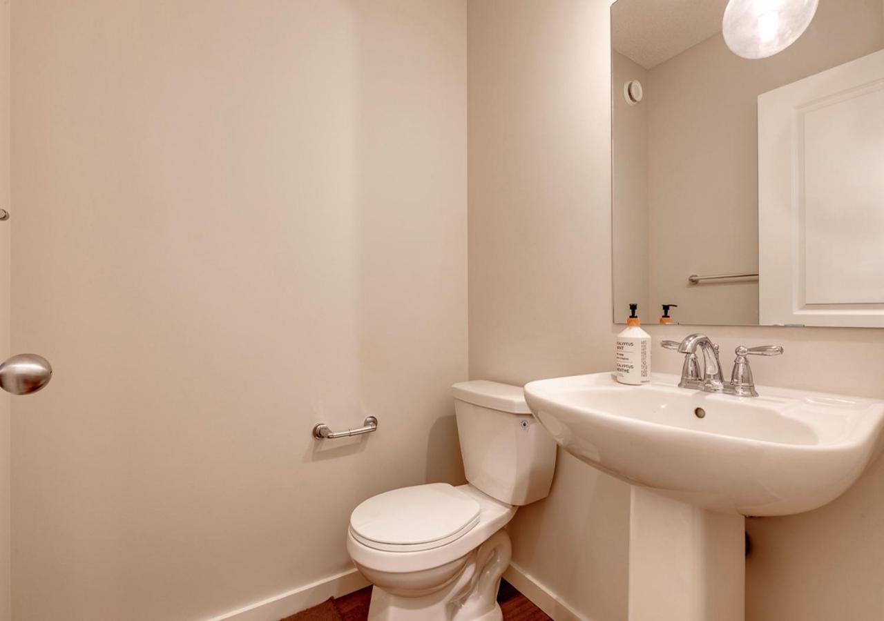 Neutral Living/6beds/4bedrooms+1bunos/with Basement And Fireplace/free Parking On Premises Holiday home Calgary