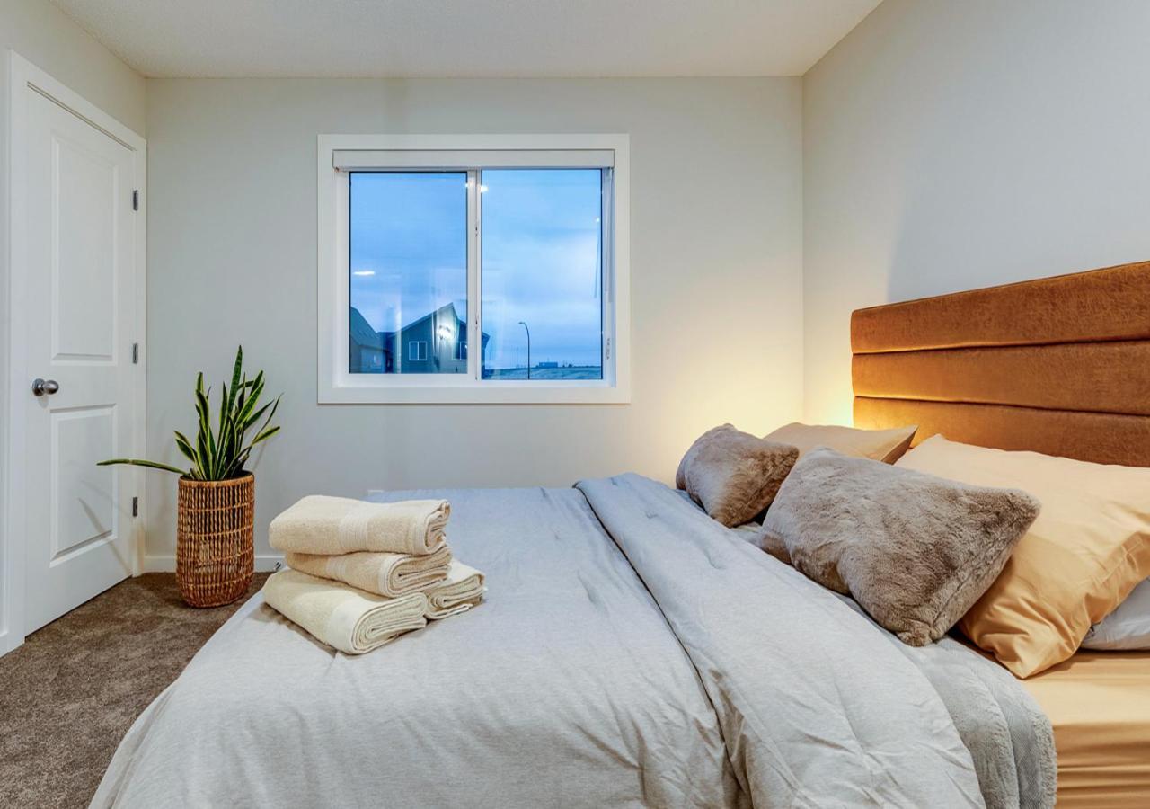 Neutral Living/6beds/4bedrooms+1bunos/with Basement And Fireplace/free Parking On Premises *