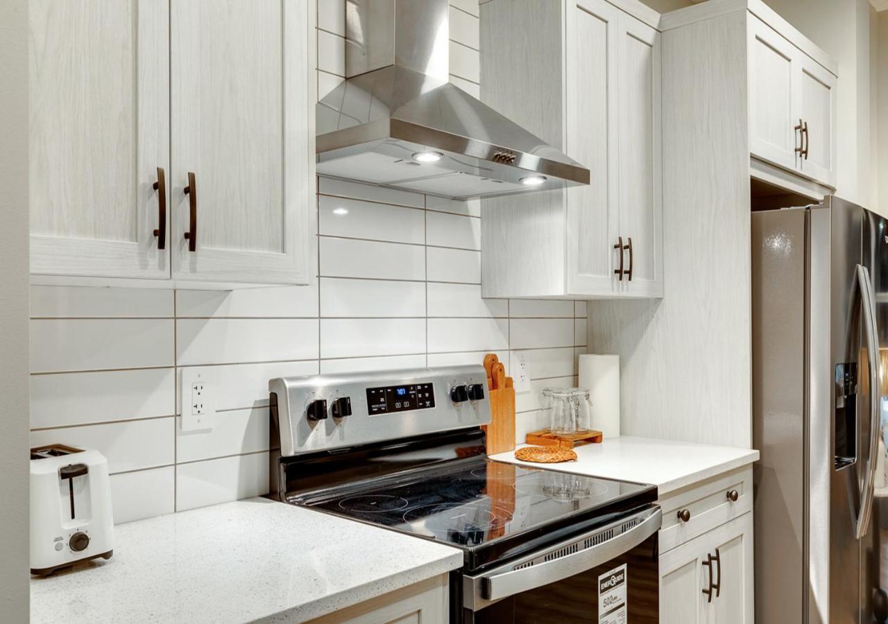 Neutral Living/6beds/4bedrooms+1bunos/with Basement And Fireplace/free Parking On Premises * Calgary