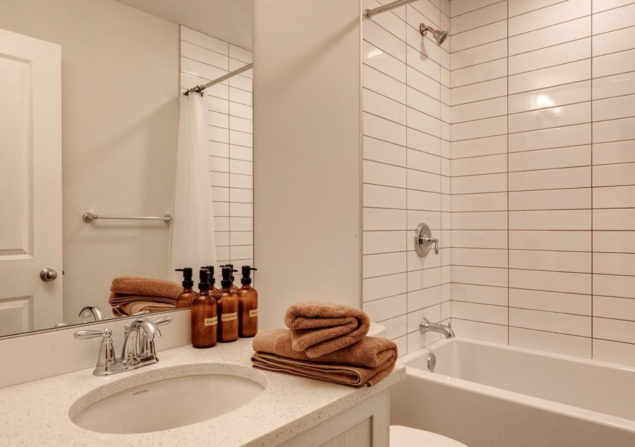 Neutral Living/6beds/4bedrooms+1bunos/with Basement And Fireplace/free Parking On Premises Holiday home Calgary