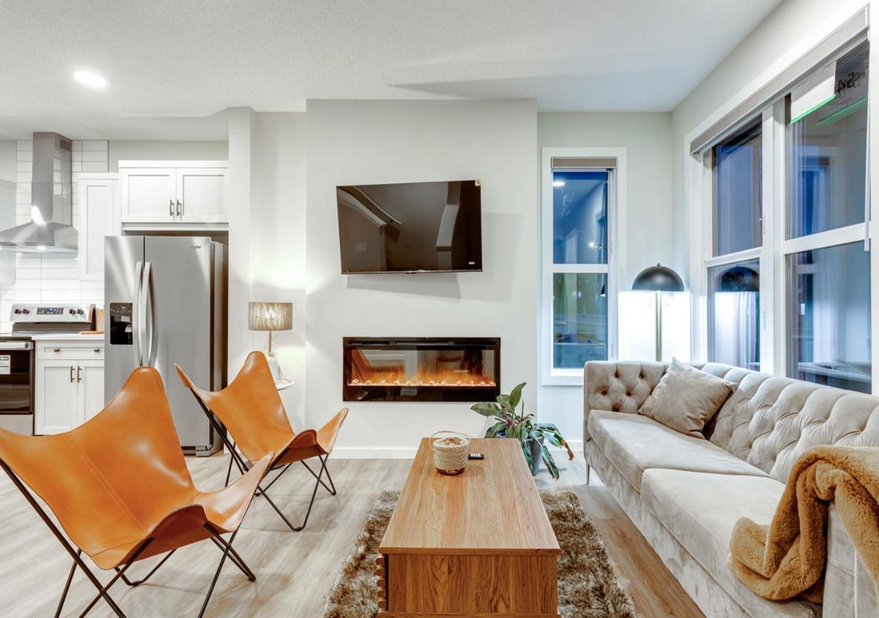 Holiday home Neutral Living/6beds/4bedrooms+1bunos/with Basement And Fireplace/free Parking On Premises Calgary