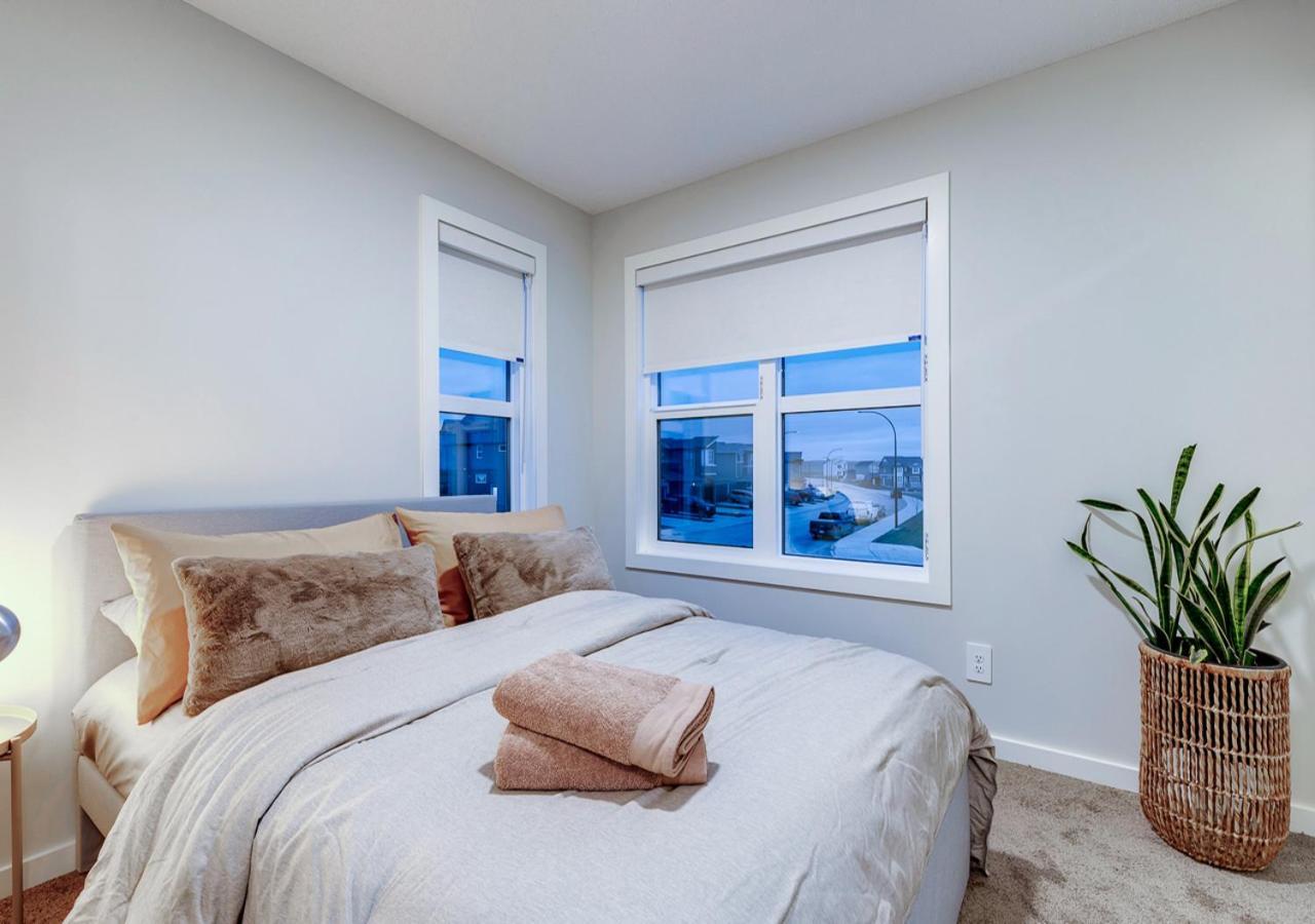 Neutral Living/6beds/4bedrooms+1bunos/with Basement And Fireplace/free Parking On Premises Holiday home Calgary