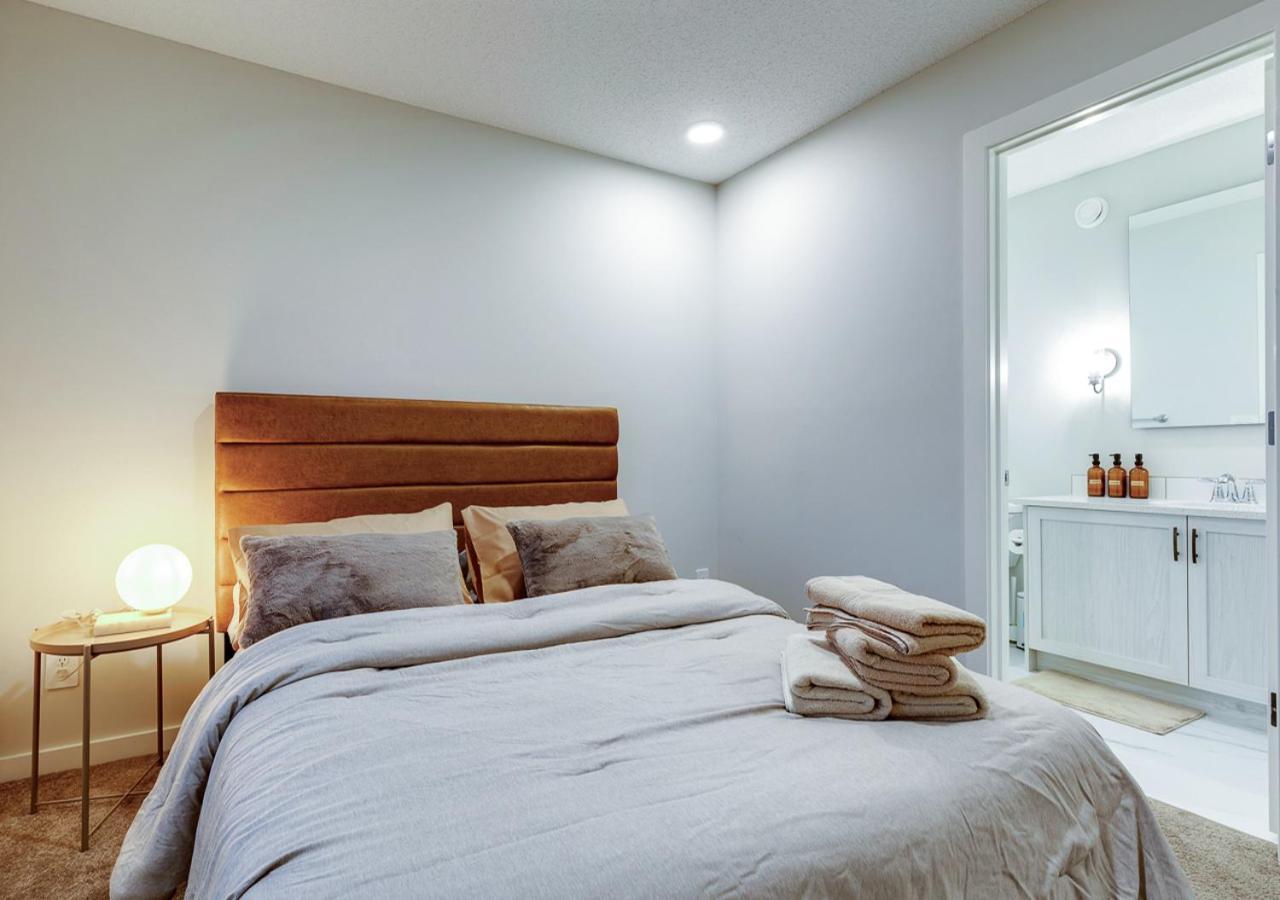 Neutral Living/6beds/4bedrooms+1bunos/with Basement And Fireplace/free Parking On Premises * Calgary