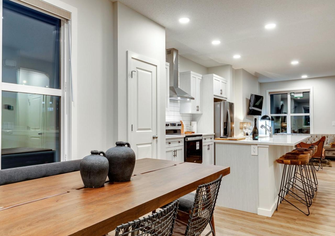 Neutral Living/6beds/4bedrooms+1bunos/with Basement And Fireplace/free Parking On Premises Holiday home Calgary