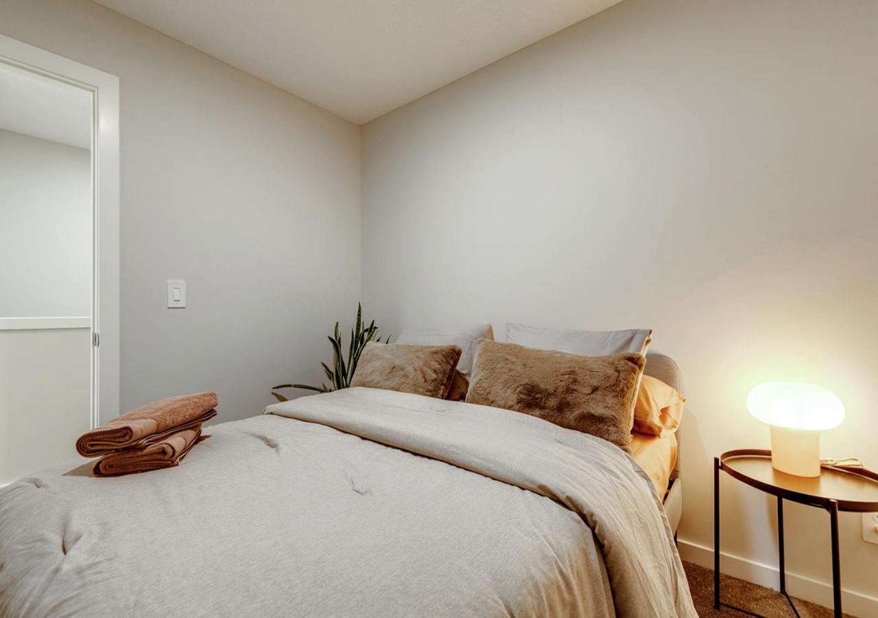 Neutral Living/6beds/4bedrooms+1bunos/with Basement And Fireplace/free Parking On Premises Calgary