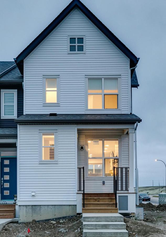 Neutral Living/6beds/4bedrooms+1bunos/with Basement And Fireplace/free Parking On Premises Holiday home Calgary