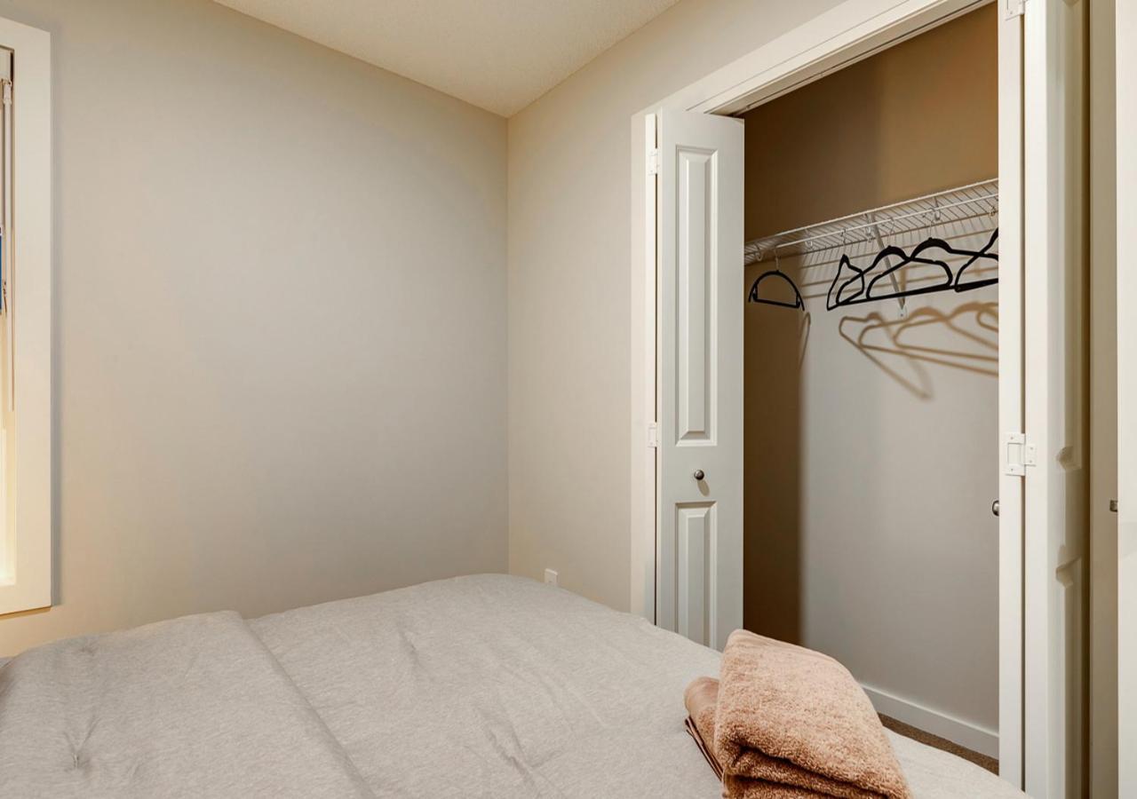 Holiday home Neutral Living/6beds/4bedrooms+1bunos/with Basement And Fireplace/free Parking On Premises Calgary