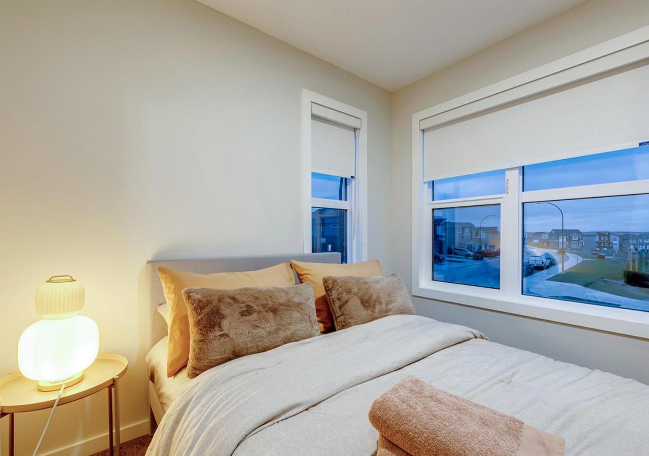 Neutral Living/6beds/4bedrooms+1bunos/with Basement And Fireplace/free Parking On Premises * Calgary