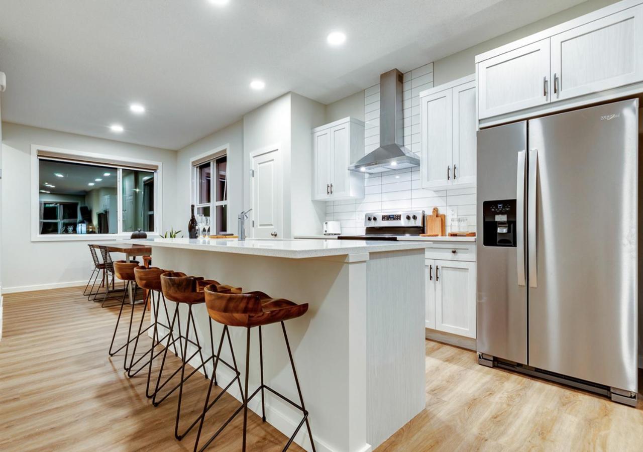 Neutral Living/6beds/4bedrooms+1bunos/with Basement And Fireplace/free Parking On Premises * Calgary